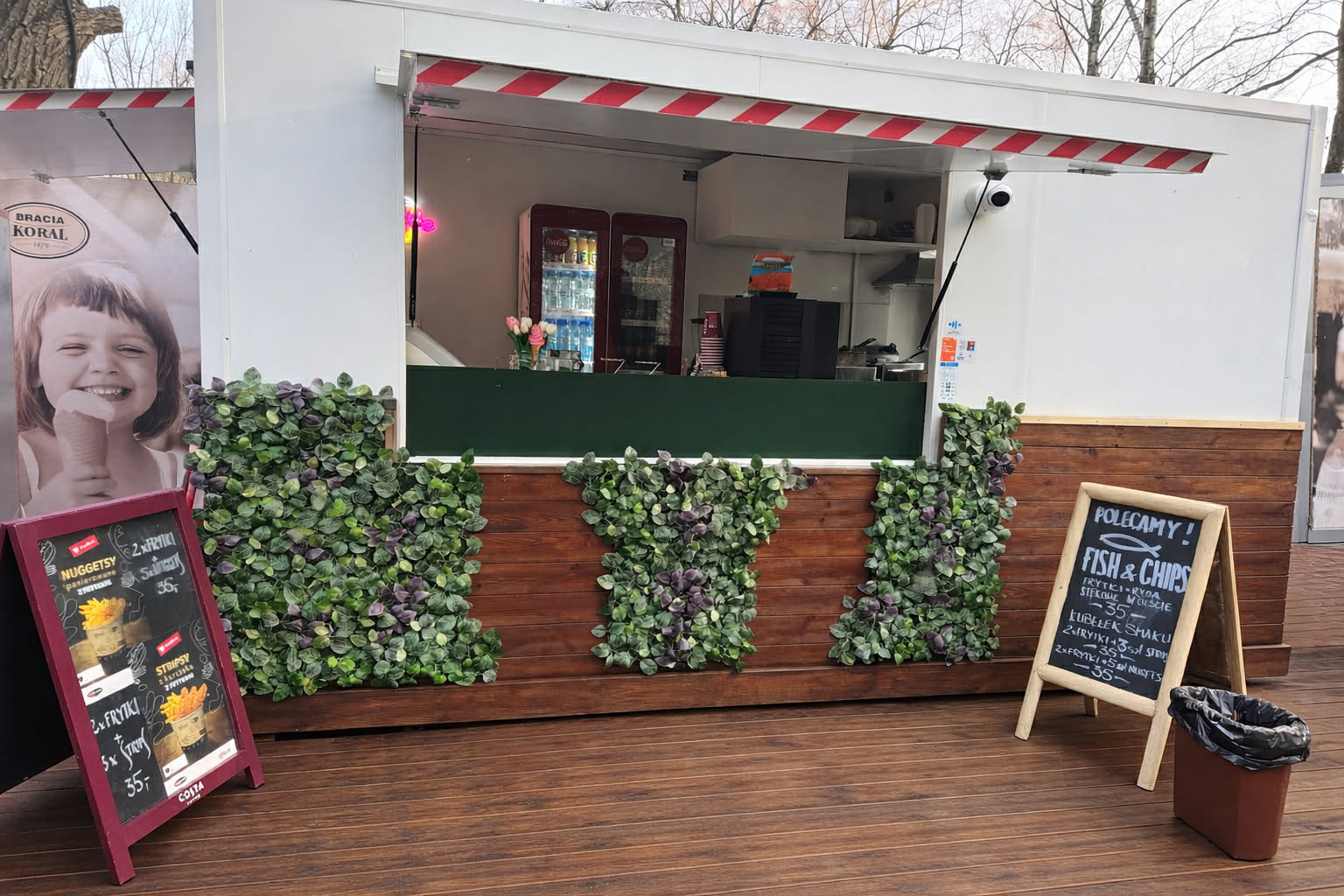 Kawka przy makakach bistro w Nowym Zoo Poznań